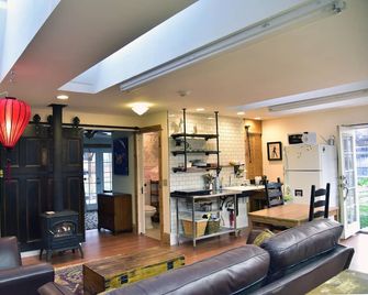 Steampunk Art Studio-Carriage House: Hot Tub, Firepit, Yard, Walkable, Near Lodo - Denver - Sala de estar