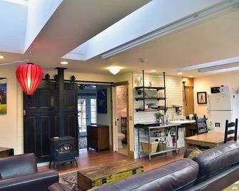 Steampunk Art Studio-Carriage House: Hot Tub, Firepit, Yard, Walkable, Near Lodo - دنفر (كولورادو) - غرفة معيشة