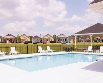 The Cottages 3 2br2ba Dothan Pet Friendly Gorgeous Pool, Pickle Ball Court, Gym - Dothan - Pool