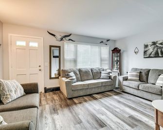 4 Mi to Dtwn Rochester Charming Apt with Patio! - Rochester - Living room