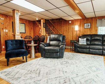 South Twin Place - Comfortable year-round home on the shores of South Twin Lake! - Millinocket - Lounge