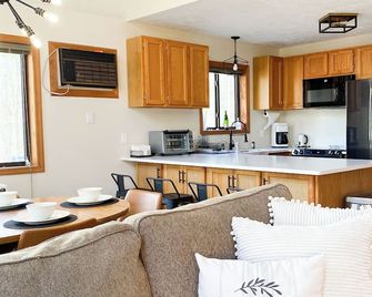 Cozy Modern Chalet, Family Friendly, Fire Pit! 5 minutes from beaches and pools - White Haven - Кухня