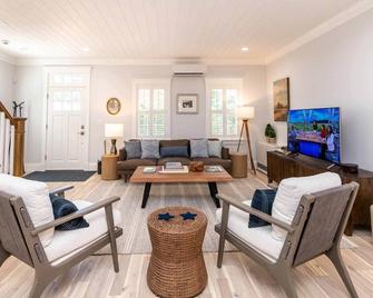 Greek Revival-Inspired In-Town Luxury Getaway - Vineyard Haven - Sala de estar