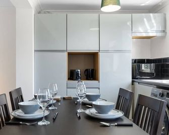 Contractor & Family Stay With Parking, Garden & Wifi - Farnham Royal - 餐廳