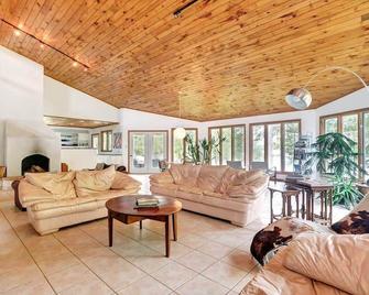Stunning waterfront escape with European flair - Delta - Sala de estar