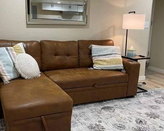 Cozy 2 bedroom Mainstreet Stay - Lakeview - Sala de estar