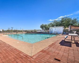 Eloy Desert Oasis with Courtyard and Pool Access! - Eloy - Pool