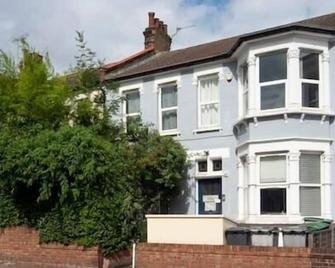 Lovely 1Bed Flat - Green Lanes - Spacious and Quiet - London - Building