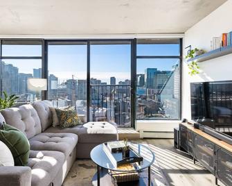 Luxury Central Apartment with City Views - Vancouver - Living room