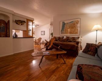 Running Bear · Running Bear on Fort Creek-CraterLake Bungalows - Chiloquin - Living room