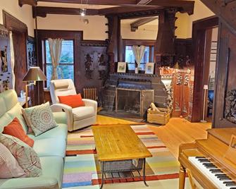 Comfort, Charm and Tradition at once - Erdenheim - Living room