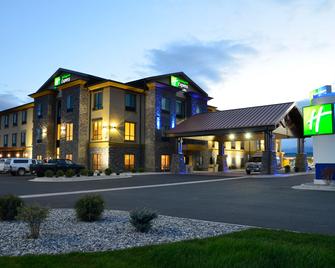 Holiday Inn Express Hotel & Suites Belgrade - Belgrade - Building