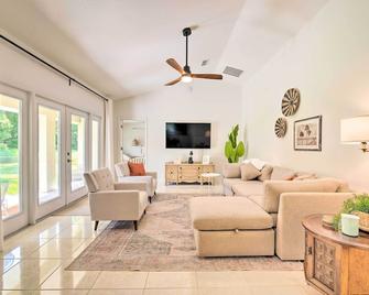 Walk to Rainbow River Peaceful Home in Dunnellon - Dunnellon - Living room