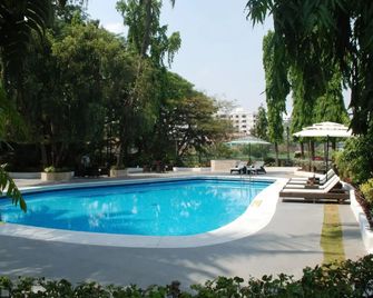 Taj Banjara Hyderabad - Hyderabad - Piscina
