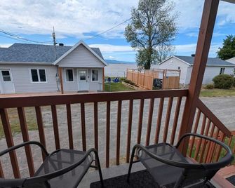 Chalet Studio #12 Wifi, Ac & Bbq - Cap-Saint-Ignace - Balcony