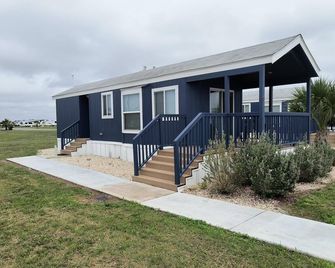 Cabin 1 with Inclusive Resort Amenities - Cabin with Inclusive Resort Amenities - Brownsville - Building