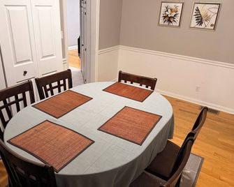 Top Floor Bungalow Close to Downtown - Belleville - Comedor