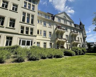 Moderne Ferienwohnung mit Schöner Aussicht in der Residenz am Kurpark - Bad Rothenfelde - Gebäude