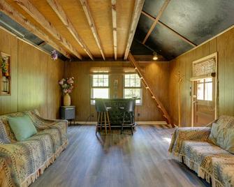 Catskills Vacation Rental w/ Creek Access! - Ellenville - Sala de estar