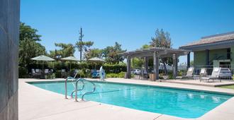 貝斯特韋斯特鄉村旅館 - 弗雷斯諾（加州） - 游泳池