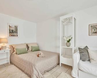 Mona - idyllisches Örtchen - Buchen - Bedroom