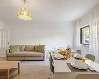 Comfort & Convenience in central Massamá - Queluz - Essbereich