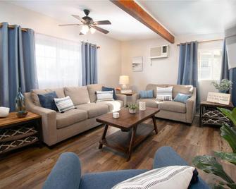 Charming Winchester Guesthouse near Wine Country - Menifee - Living room