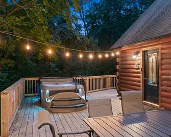 Spectacular Log Cabin Home 45 minutes to Asheville - Marion - Balcony