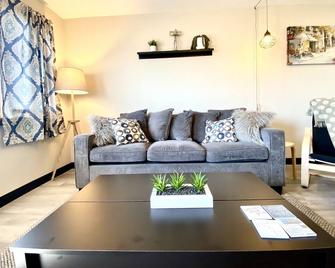 Hello Louise•patio•hulutv•spacious - Coralville - Living room