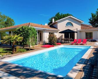 Very comfortable villa with heated pool between ocean, bay and lake - Le Porge - Piscina