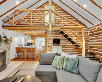 Modern Log Cabin at the beach with Hot Tub, Game Room and Fire Pit - Villas - Living room