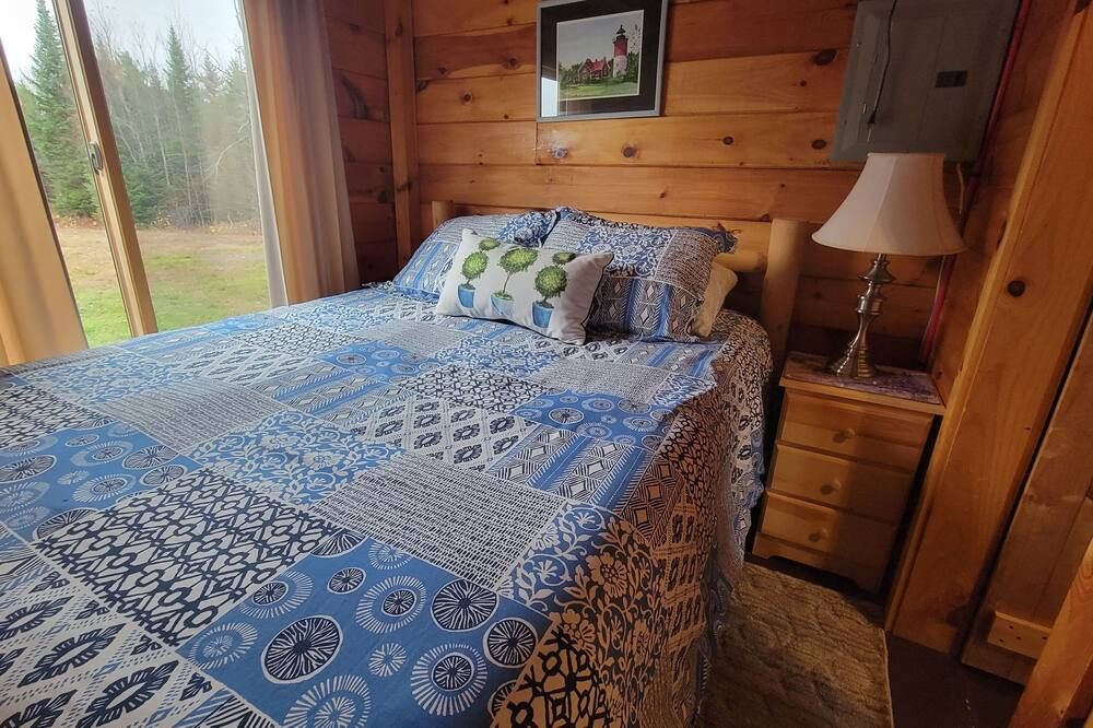 Modern log cabin with pond view available for rent in middle Maine. - Sebec - Habitación