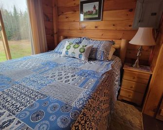 Modern log cabin with pond view available for rent in middle Maine. - Sebec - Habitación
