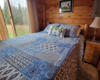 Modern log cabin with pond view available for rent in middle Maine. - Sebec - Habitación