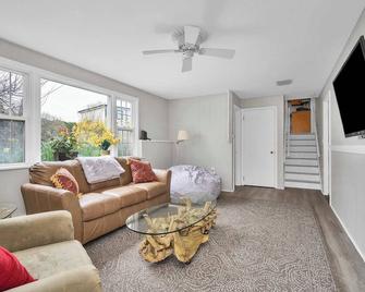 Fenwood Coastal Getaway Private Beach Access - Old Saybrook - Wohnzimmer