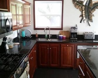 Beautiful Maya Beach house - Maya Beach - Kitchen