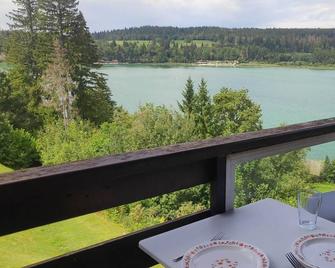 Comfortable apartment with stunning views of the St Point lake - Malbuisson - Balcón