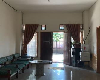 OYO 93764 Homestay Citra - Kendari - Obývací pokoj