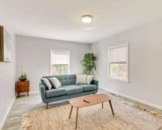 Pet-Friendly Connecticut Retreat Near Golfing! - Waterbury - Living room