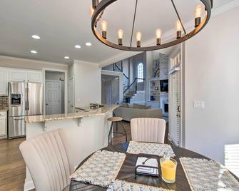 Updated Mableton Home about 14 Miles to Downtown ATL! - Mableton - Dining room