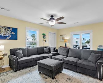 Good Times & Tan Lines - 3 Bedroom Beautiful Pool Home with boating access - 램로드키 - 거실