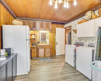 Spacious Dalton Vacation Rental with Deck and Yard! - Dalton - Kitchen