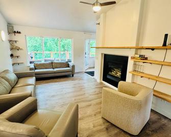 Spacious 4-bedroom house in South Anchorage on greenbelt, lots of wild life. - Anchorage - Sala de estar