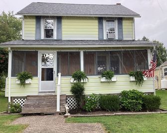 3 Bedroom 1.5 bath Lake Front Cottage at beautiful Lake Winola - Factoryville - Building
