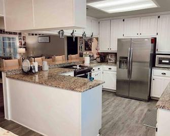 Lake Whitney Blue House Large Group Getaway Sleeps 20 (Lake access) - Clifton - Cocina