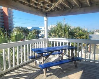 Great Views And Just Steps to the Beach - Moonraker #31 - Sleeps 6 - Gulf Shores