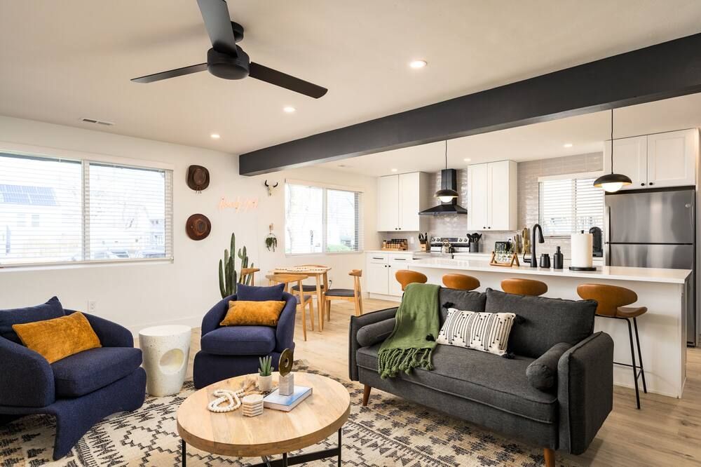 Wild West Disco Haus 2.0! New Hot Tub, Patio + Gym - דנבר - סלון