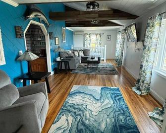 Beach House Close to DE Turf - Milford - Living room