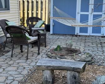 Quiet Lakeside Cottage - Spring Lake - Patio