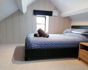 Spacious 3 Bedroom Apartment In Hillsbor - Hillsborough - Bedroom